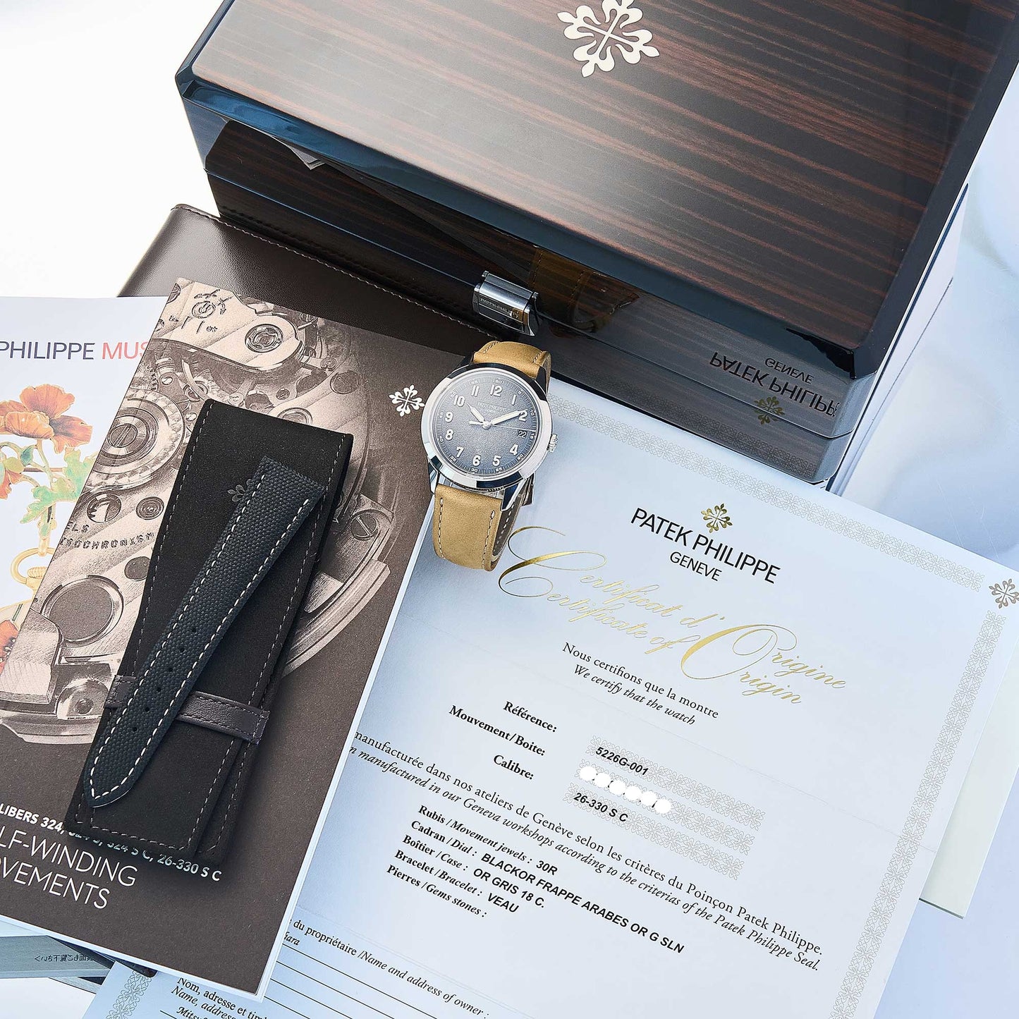Patek Philippe Calatrava Ref. 5226G-001 - "Very good" condition - Fullset