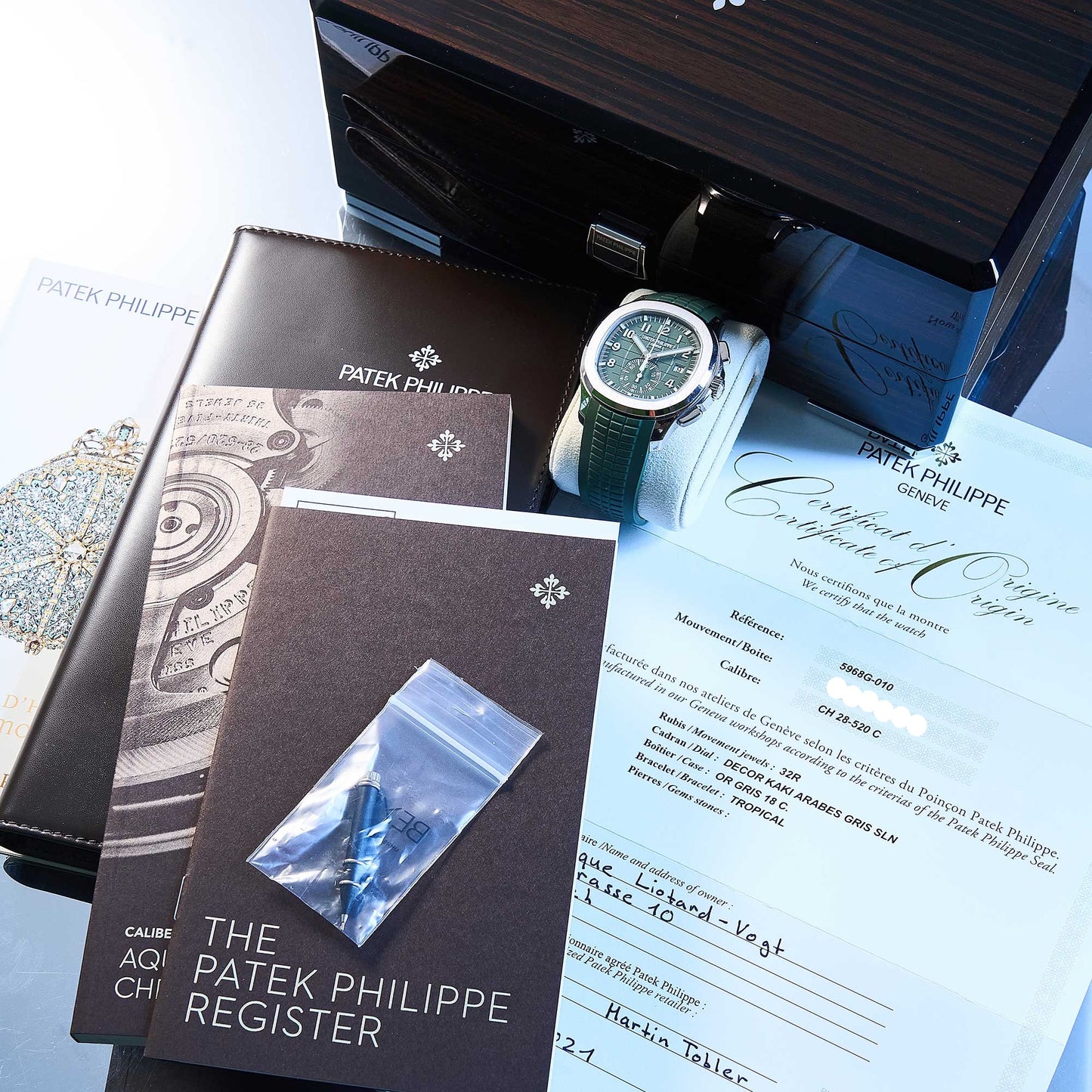 Patek Philippe Aquanaut Ref. 5968G-010 - "Very good" condition - Fullset