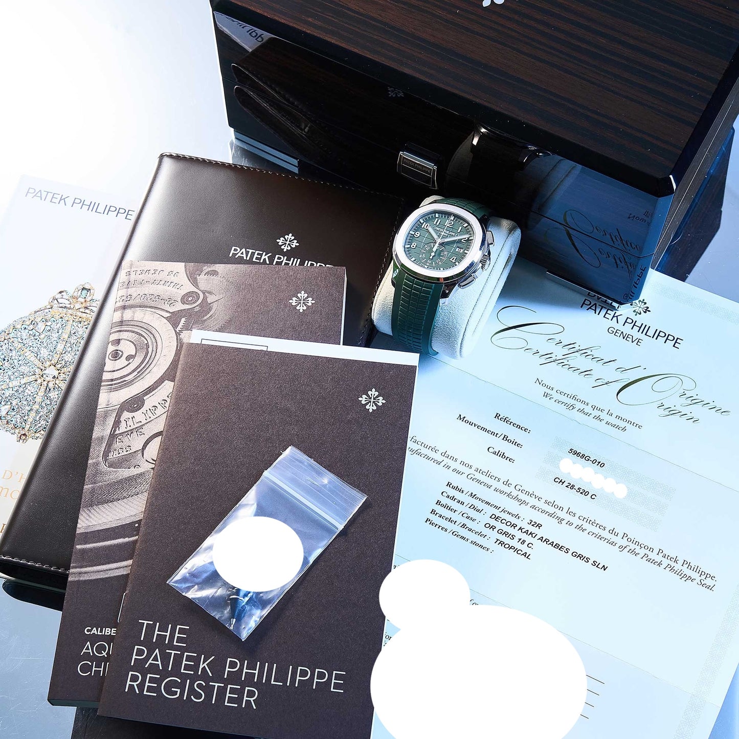 Patek Philippe Aquanaut Ref. 5968G-010 - "Very good" condition - Fullset