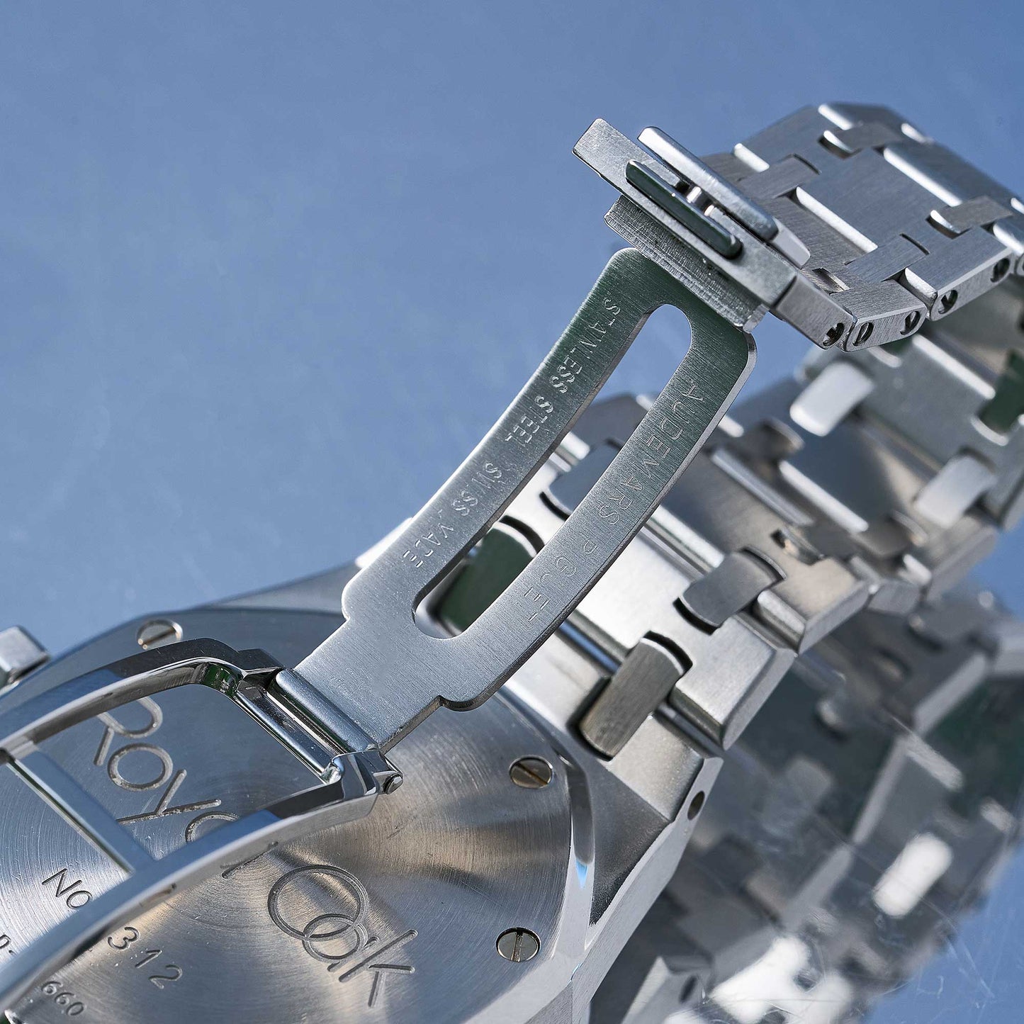 Audemars Piguet Royal Oak Day-Date Ref. 25572ST - "Very good" condition - Extract from the archives